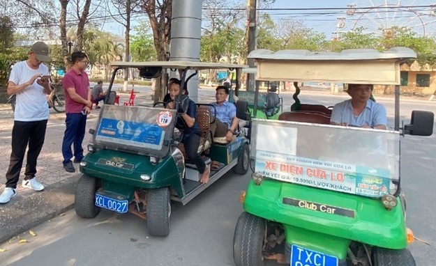 Hang tram chu xe dien o Cua Lo keu cuu hinh anh