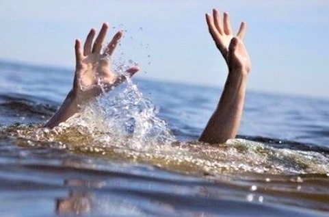 Hai hoc sinh lop 5 duoi nuoc hinh anh