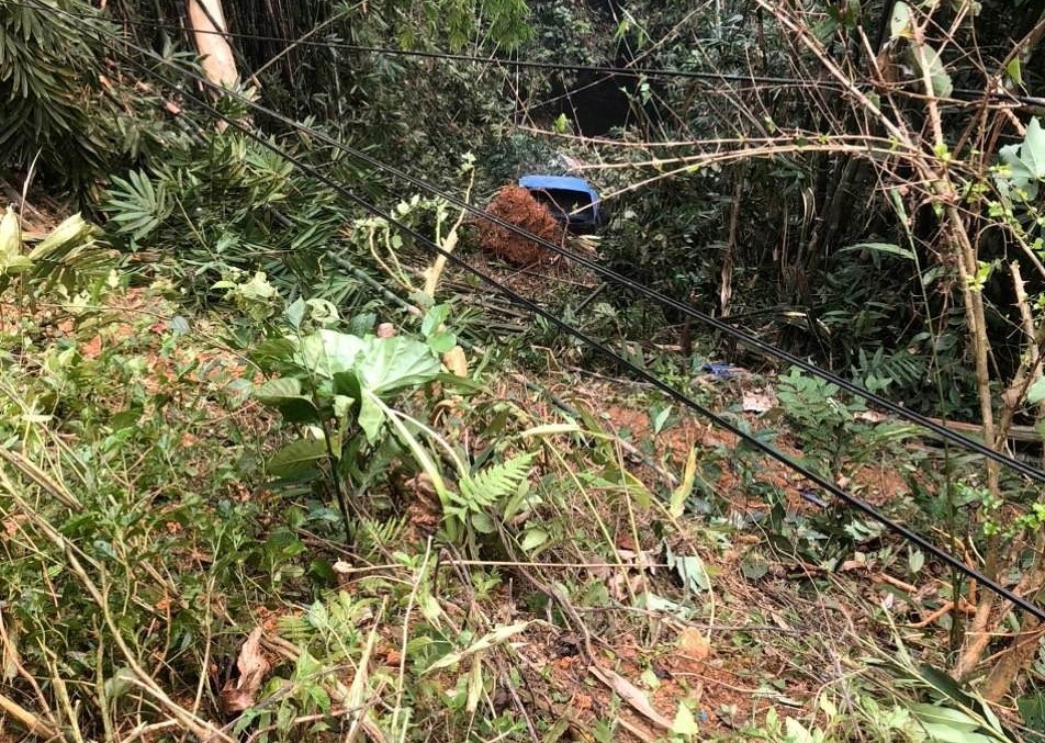 xe roi xuong vuc anh 1