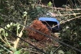 Hai oto roi xuong vuc sau tai nan hinh anh