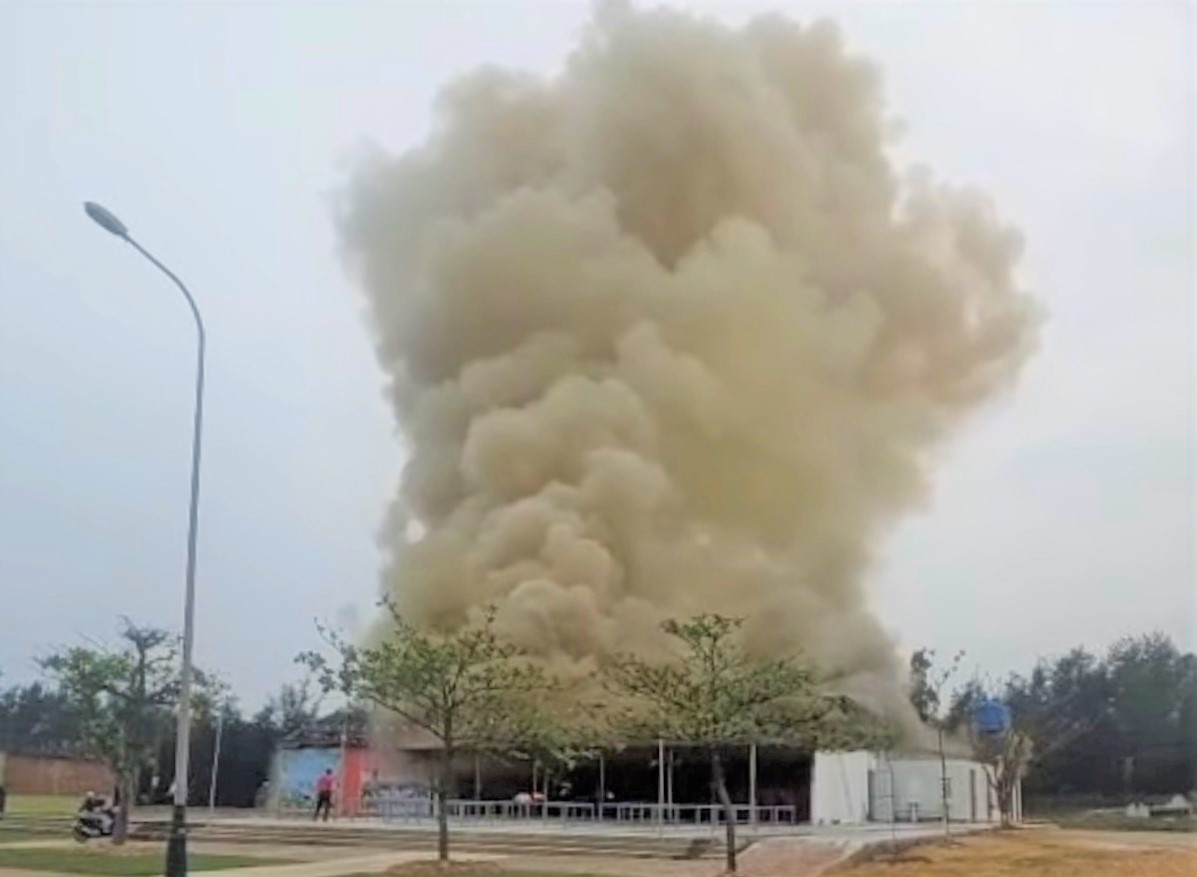 Cot khoi khong lo tai nha hang sap khai truong o bien Ha Tinh hinh anh