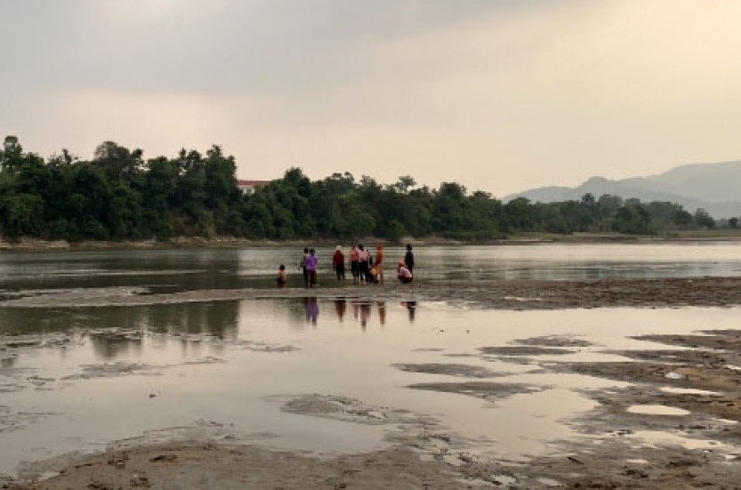 Ra ho bat tom ca, 2 nu sinh Gia Lai bi duoi nuoc hinh anh