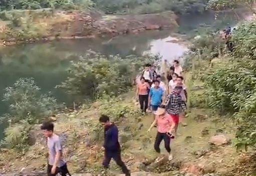 Nam sinh lop 11 duoi nuoc khi tam o dap hinh anh