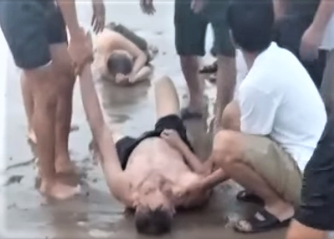 Cuu song 4 du khach bi song bien danh ra xa hinh anh