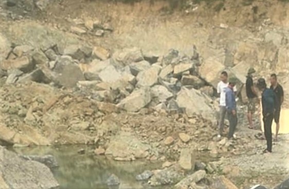 Thi the be trai 9 tuoi duoi ho cong trinh khong co bien canh bao hinh anh