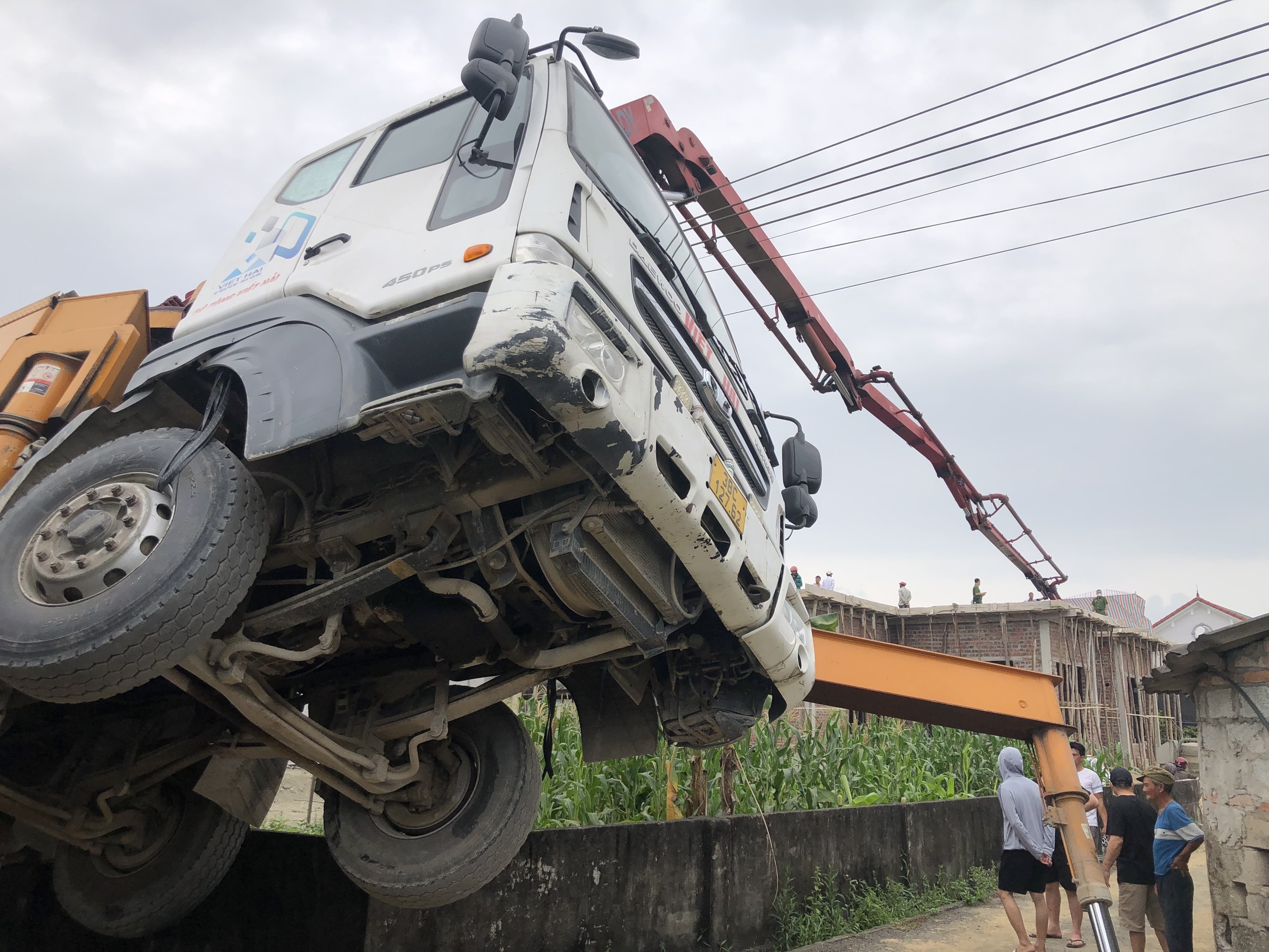 Xe bom be tong bi nghieng khien mot nguoi tu vong hinh anh