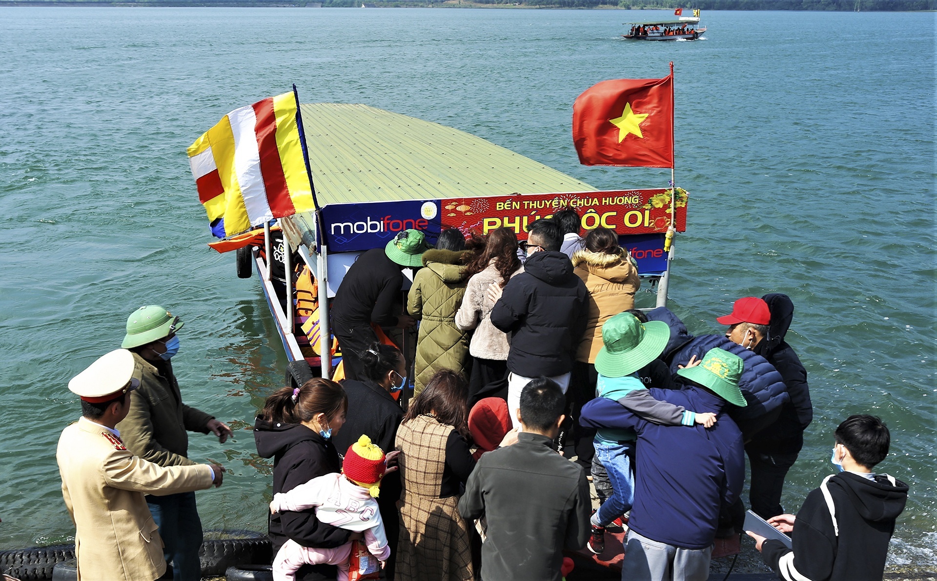 Nam du khach mat tich khi di chua Huong Tich hinh anh