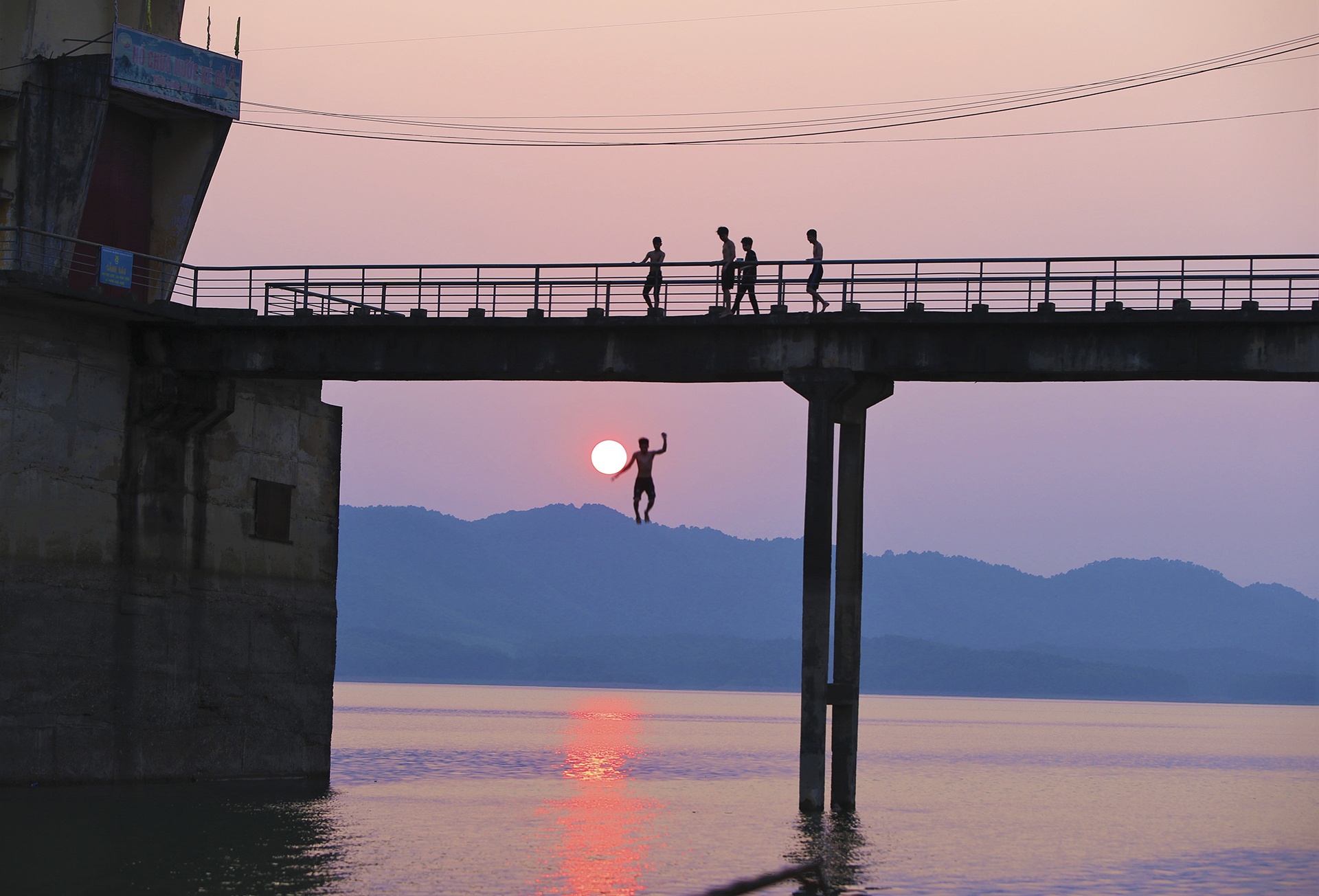 Do xo len ho Ke Go giai nhiet trong ngay nang nong hinh anh