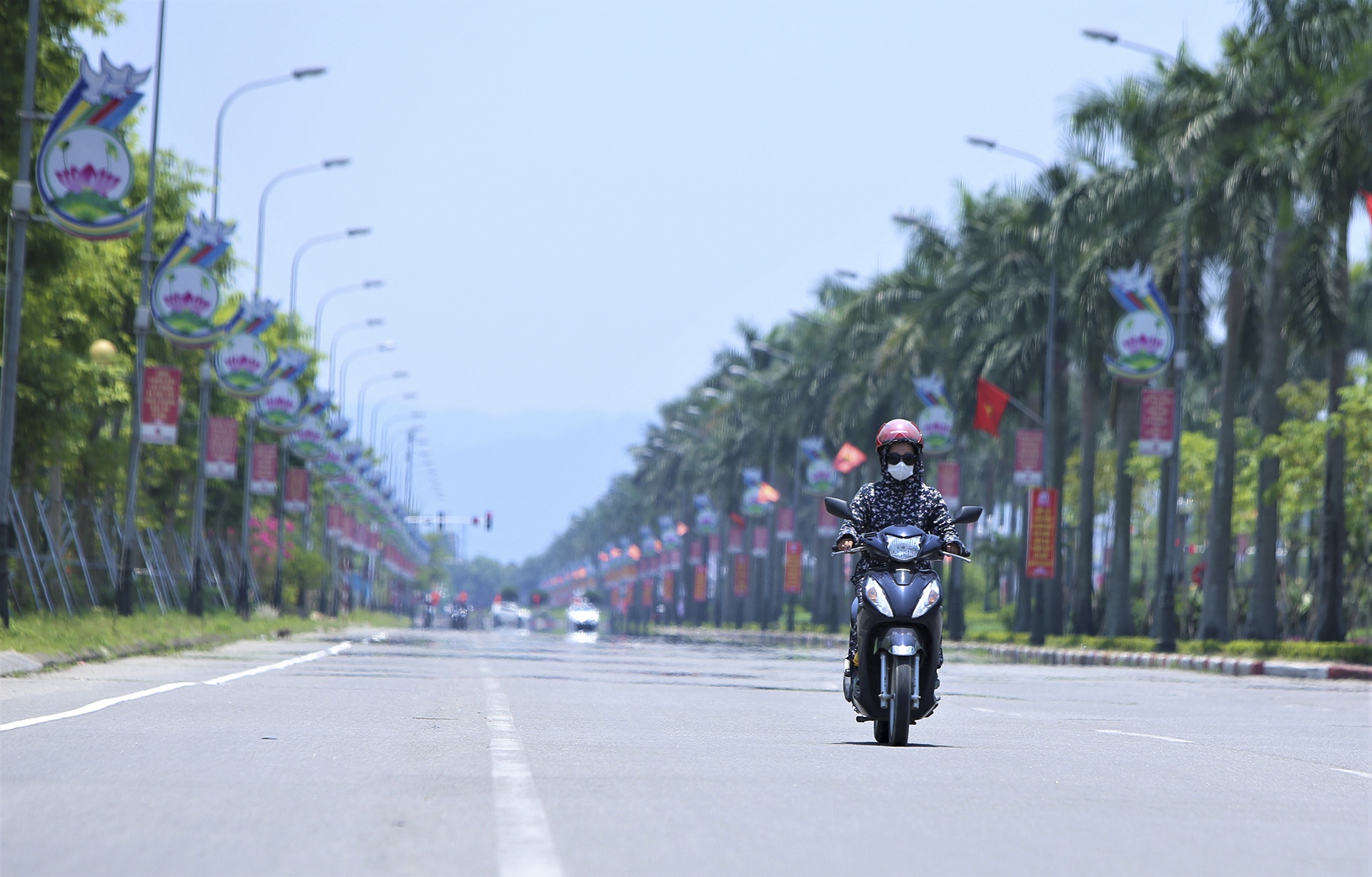 Duong pho mien Trung trong ngay nang nong 42-43 do C hinh anh