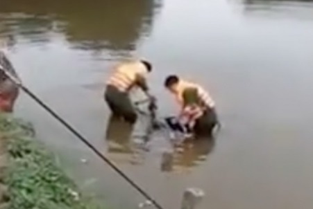 Thi the nu sinh 16 tuoi duoi ao ca hinh anh