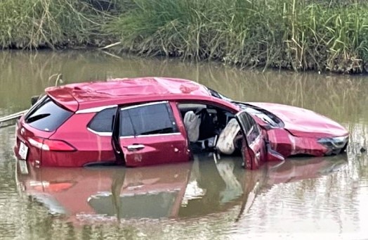 Oto lao xuong ho, tai xe tu vong hinh anh