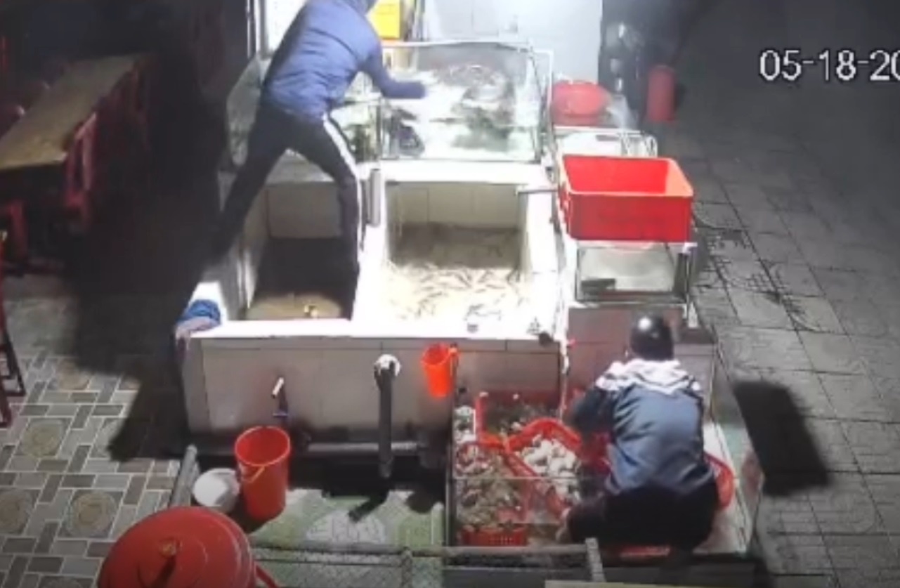 Nua dem dot nhap nha hang trom hai san hinh anh