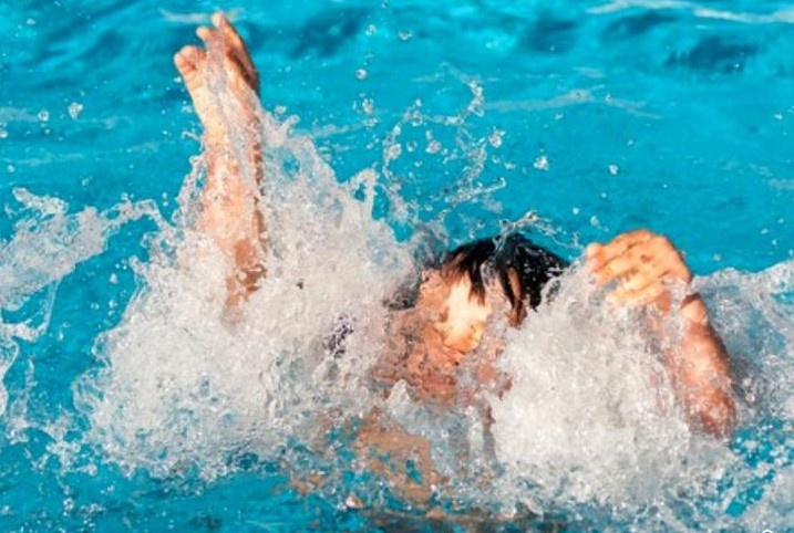 Hai anh em duoi nuoc khi tam song hinh anh