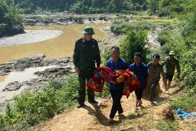 Hai be gai duoi nuoc khi tam song hinh anh