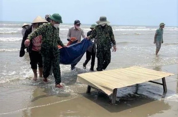 Tim thay thi the 2 ngu dan sau 3 ngay mat tich tren bien hinh anh