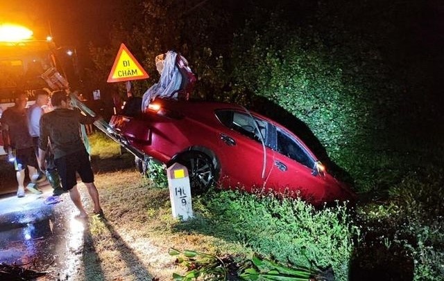 Oto lao xuong ho, 2 nguoi tu vong hinh anh