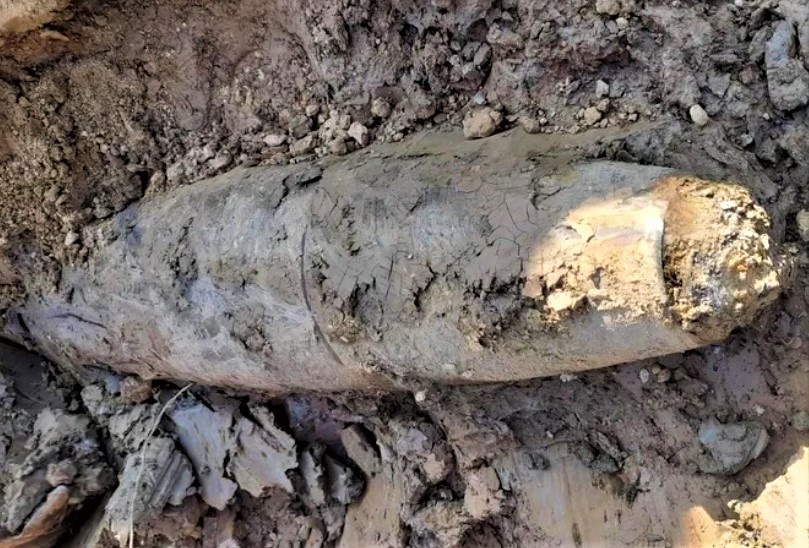 Phat hien bom nang hon 220 kg khi dao mong nha hinh anh