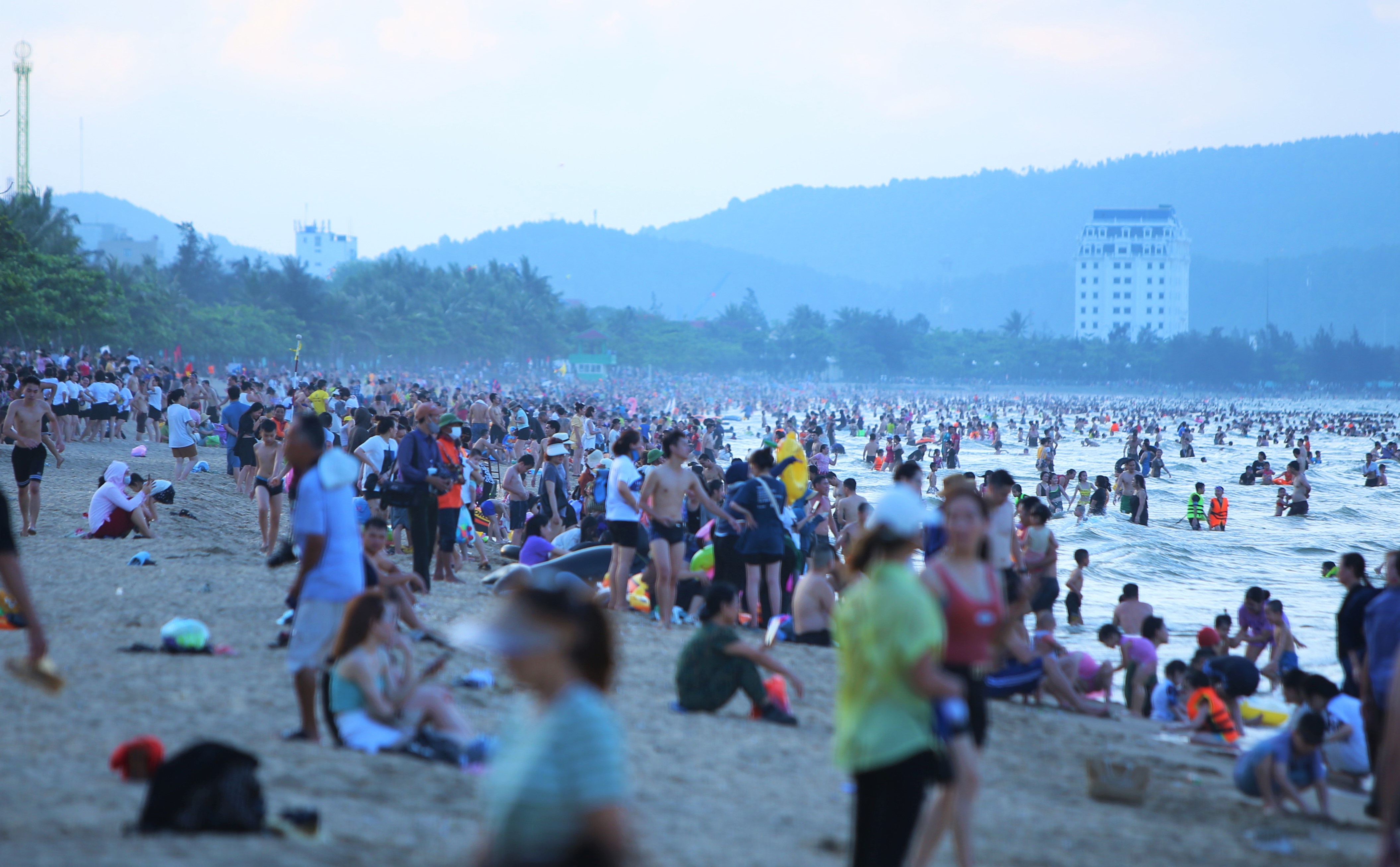 Cua Lo chat kin du khach tam bien chieu cuoi tuan hinh anh