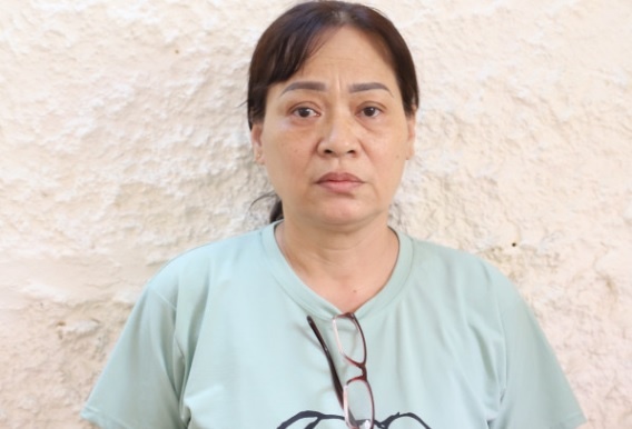 Nu can bo tin dung bi bat sau 28 nam lan tron, doi ho ten hinh anh