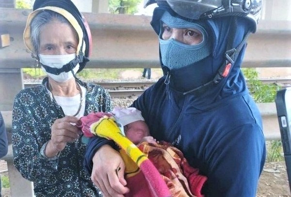 Be trai so sinh bi bo roi duoi chan cau hinh anh