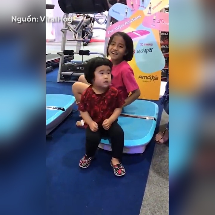 Co be ma phinh de thuong tren may tap the duc hinh anh