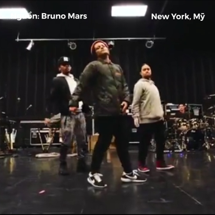 Bruno Mars khoe clip nhay tong dot cho Grammy 2018 hinh anh