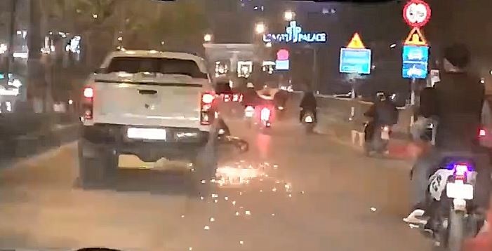 Clip oto quet trung va keo le xe may tai Ha Noi hinh anh