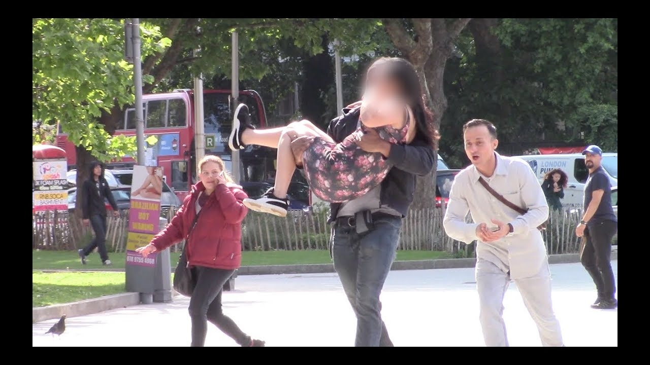 Trao luu 'danh cap' ban gai tren duong pho hinh anh