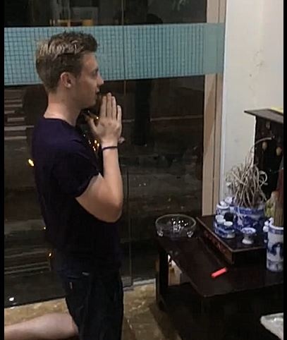 Chang Tay khan tien Ong Tao ve troi bang tieng Anh hinh anh