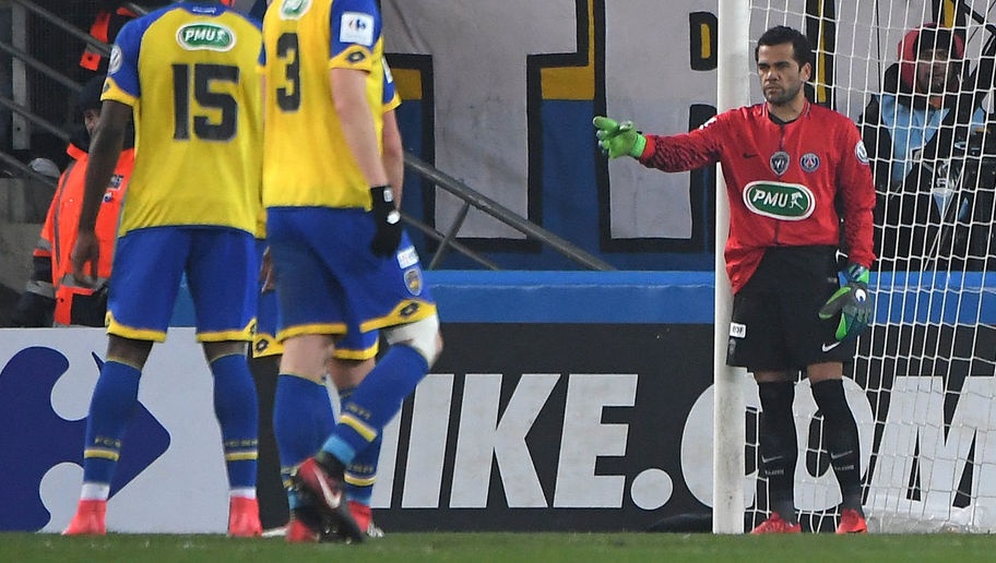 Khi Dani Alves xo gang lam thu mon hinh anh