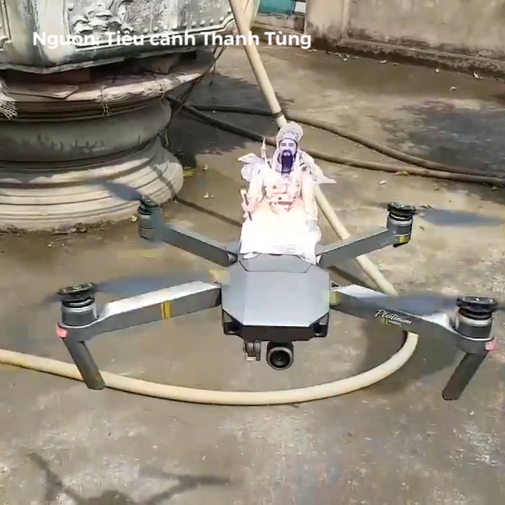 Ong Tao ve troi bang may bay dieu khien tu xa hinh anh