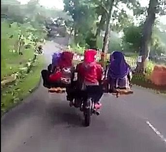 Clip chong chat nguoi tren xe may tai Malaysia hinh anh