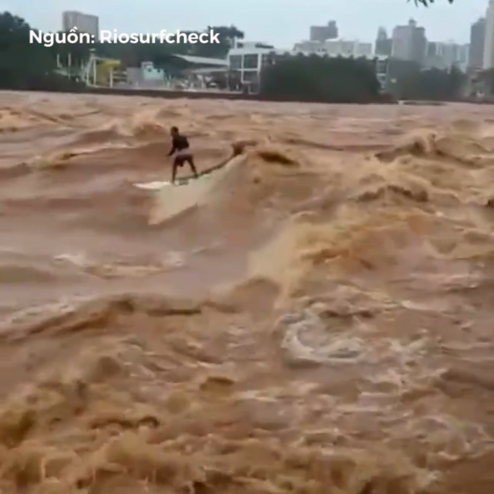 Chan luot song, nguoi dan ong chuyen qua luot... lu hinh anh