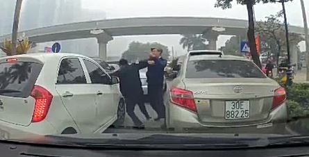 Hai tai xe oto danh nhau vi ket xe tren pho Ha Noi hinh anh