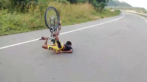 Nhung cu nga cuc dau khi choi the thao mao hiem hinh anh