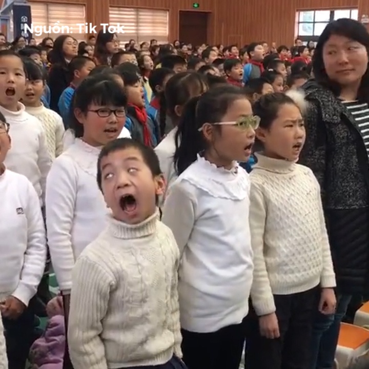 Hài hước cậu bé 'diễn sâu' khi hát đồng ca