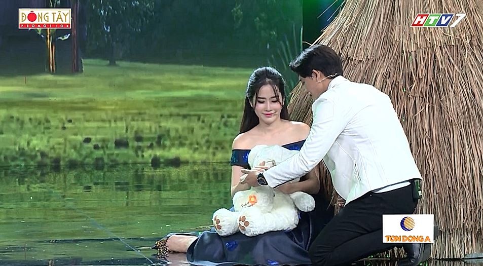 'Thay giao mua' bat ngo to tinh voi Nam Em trong 7 Nu Cuoi Xuan hinh anh