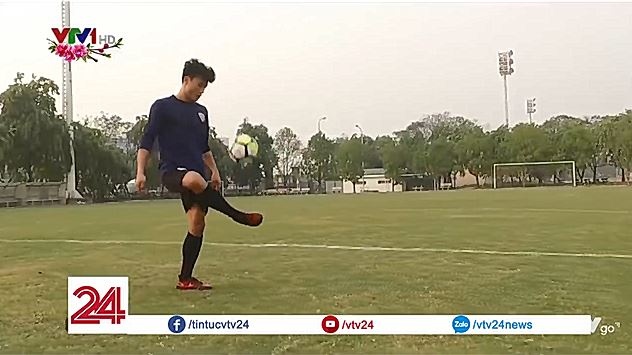 Thu mon Bui Tien Dung tro tai tang bong bang chan hinh anh