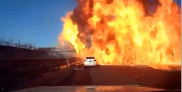 Clip lat xe cho nhien lieu, cao toc Trung Quoc chim trong lua hinh anh