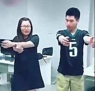 Thu thach ‘dat tay len mui’ gay kho cu dan mang hinh anh