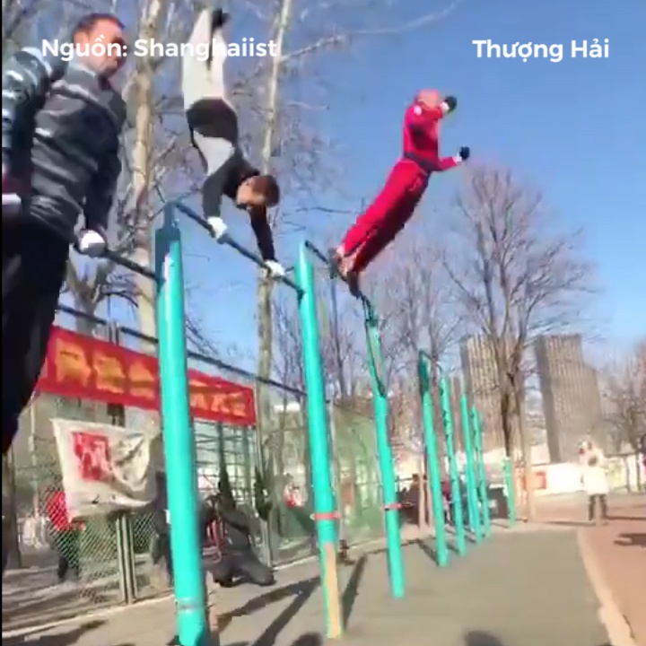 Cac cu cao tuoi tap the duc bang cach... lon nhao tren xa hinh anh