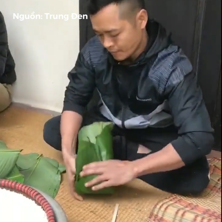 'Chuyen gia' banh chung goi banh sieu dep trong vai dong tac hinh anh