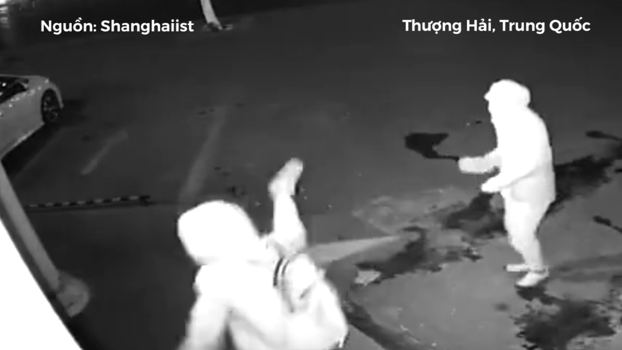 Ten trom xui xeo bi dong bon quang thang gach vao dau hinh anh