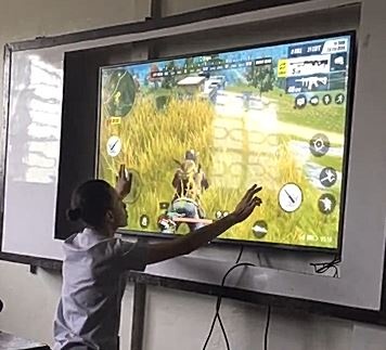 ‘Dang cap’ choi game tren man hinh sieu lon hinh anh