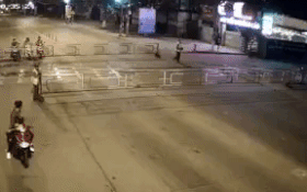 Clip nguoi dan ong chay co lao thang xe vao hang rao duong ray hinh anh