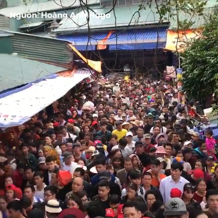 Chua Huong ngap trong 'bien nguoi' vao ngay mung 5 tet hinh anh