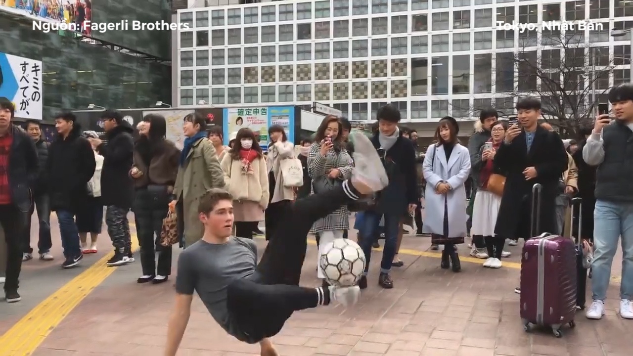 'Tron mat' voi nhung pha lam xiec voi trai bong tren duong pho Tokyo hinh anh