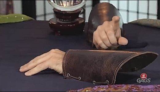 Hai huoc ban tay ‘troi day’ khi dang xem boi hinh anh