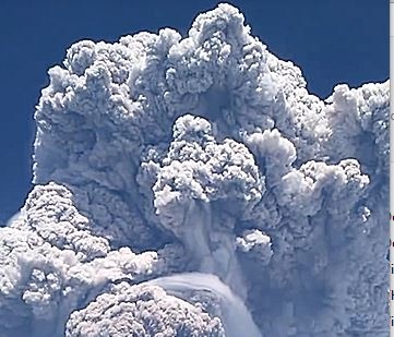 Dam may tro bui khong lo tu mieng nui lua tai Indonesia hinh anh