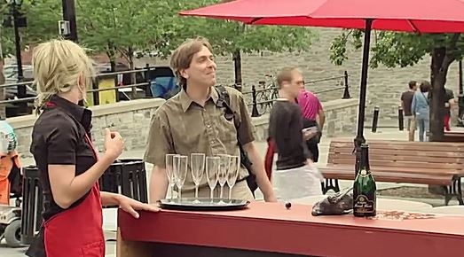 Tro dua ban chim bang nut ruou vang hinh anh